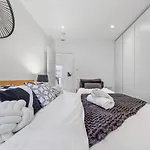 Lavish 3 Bedroom Flat In Mayfair London Hy4