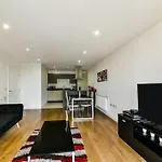 Amazing 2 Bed 2 Bath Flat In Canary Wharf