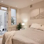 Hyde Park Luxury Two-Bedroom Apartment With Patio