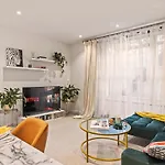 Hyde Park Luxury Two-Bedroom Apartment With Patio