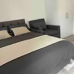 Studio Flat Private Shower Wc And Kitchenette