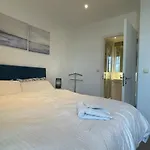 Luxury En-Suite Room Olympic Village In Shared Apartment