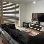 Spacious 2 Bedroom Modern Flat & Parking