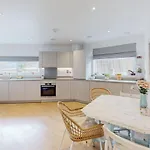 Modern And Spacious 4 Bed House In The City Centre