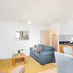 Cosy Flat Right Opp Tube Station