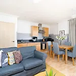 Cosy Flat Right Opp Tube Station