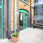 Cosy Spacious Studio Flat Stratford / Bow
