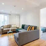 Farm View 2-Bedroom Apartment, Vauxhall