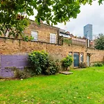 Farm View 2-Bedroom Apartment, Vauxhall