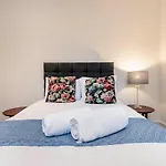 Farm View 2-Bedroom Apartment, Vauxhall
