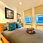 Alluring 2-Bed, 2-Bath Flat On High Street Kensington, Near Kensington Palace