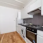 Period Victorian Abode In Idyllic Kings Cross