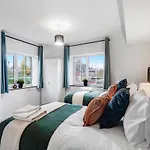 Boutique Shepherds Bush Abode- Garden- Sleeps 12
