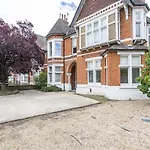 Stunning 4-Bed Property In London-Parking & Garden