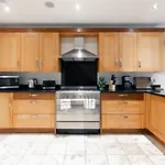 Beautiful 4 Bedroom House Near Paddington Station
