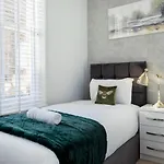 Beautiful 4 Bedroom House Near Paddington Station