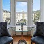 One-Bedroom Apartment In Queen\'S Park
