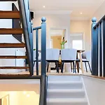 The Earl\'S Court Space - Modern 2Bdr Flat With Terrace + Parking