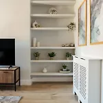 Stunning & Stylish 2 Bed Flat In West London