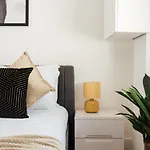 Stunning & Stylish 2 Bed Flat In West London