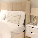 Spacious 2Br Apartment With Terrance
