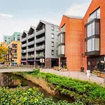 Lovely 4 Bedroom Flat In Wandsworth- London