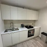 Modern 2Bd Apartment