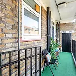 West Kensington Balcony Flat Beside Queens Club