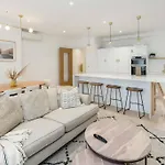 Elegant 2 Bedroom Apartment In Fulham