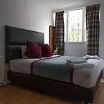 London - 4 Bed - Sleeps 8 - Garden - Pet Friendly