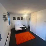A Two Bedroom Cosy Hideaway Based In Greenwich