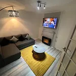 A Two Bedroom Cosy Hideaway Based In Greenwich