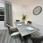 Modern & Stylish Haven In Heart Of London