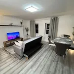 Modern & Stylish Haven In Heart Of London