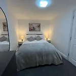Modern & Stylish Haven In Heart Of London