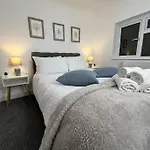 Modern & Stylish Haven In Heart Of London