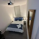 Small Cozy Private Bedroom Zone1