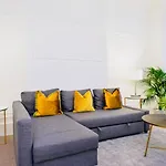 Spacious & Charming Garden Flat -Zone 2- Great For Central London Access