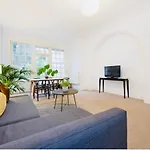 Spacious & Charming Garden Flat -Zone 2- Great For Central London Access