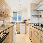 Spacious & Charming Garden Flat -Zone 2- Great For Central London Access