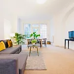 Spacious & Charming Garden Flat -Zone 2- Great For Central London Access