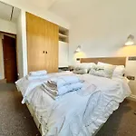 Stylish 2Br Designer Flat Holland Park
