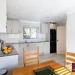 Wimbledon - Driveway Parking Garden 4Bed