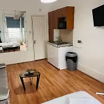 F12- Spacious 2Nd Floor Flat Fits 3 Near Paddington