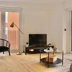 Luxury 2 Bed Apartment Vauxhall, Balcony, Sleeps 4, Central London - Open For Business Stays, Long Stays, Families Relocating