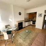 Two Bed Apartment Minutes From Hammersmith