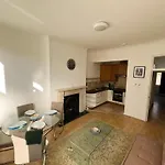 Two Bed Apartment Minutes From Hammersmith
