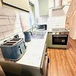 Charming, Renovated Residence In Willesden Green