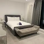 Modern Large 2 Bed Near Station