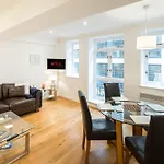 1Bd Modern City Oasis: Near London Attractions
